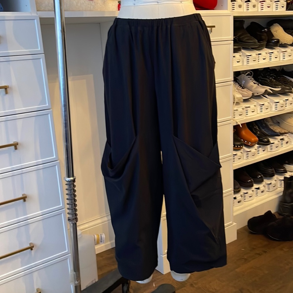 Pull on cropped wide leg pant with floppy pockets on the knees